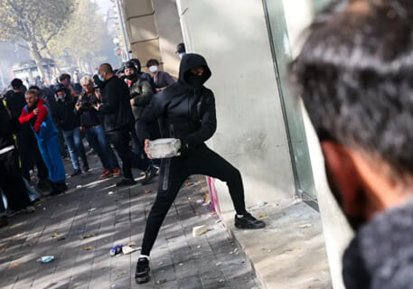 【衝撃映像】フランス・パリの略奪犯。お店の巨大ガラスが落下し虫けらのように潰される…