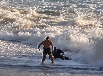 【閲覧注意】海で遊んでた2人が急に「100％溺死するしかない状態」になる瞬間、怖すぎる…