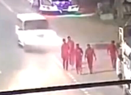【閲覧注意】インドの「人間ボウリング」、ヤバすぎる（動画あり）