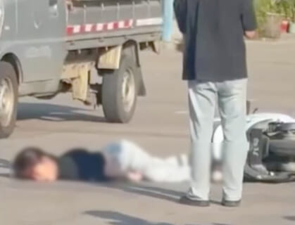 【閲覧注意】バイクに轢かれた自転車JK、死の痙攣（ビクビク）が始まる…（動画あり）