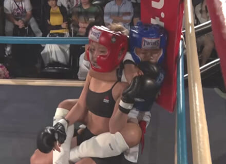 【閲覧注意】日本の女子格闘家、タップしてるのにレフェリーに気付かれず落ちる動画がヤバすぎると話題に