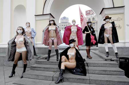 ukrainian-femen-topless-protesters-80