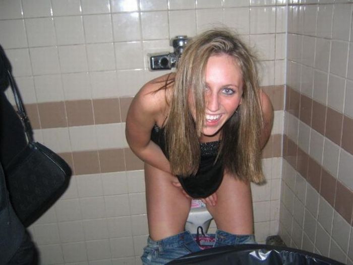 girls_in_mens_room_07