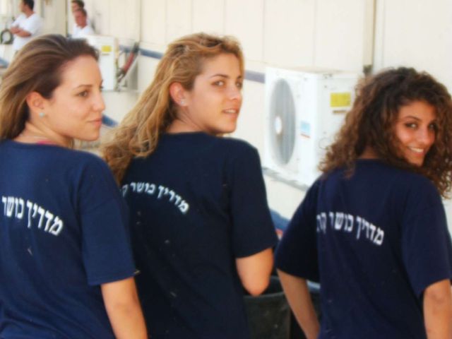 these_israeli_army_ladies_are_dazzling_640_05