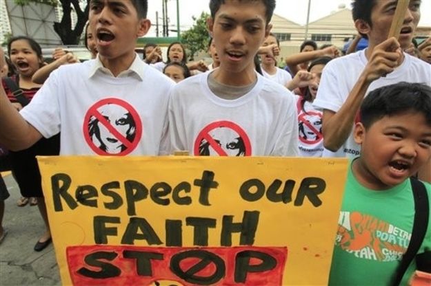 philippines_lady_gaga_protest_08