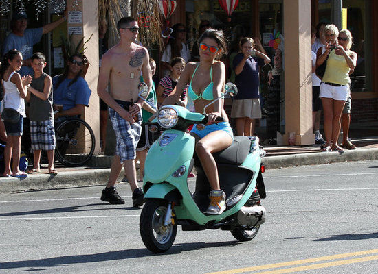 selena-gomez-and-vanessa-hudgens-spring-break-131