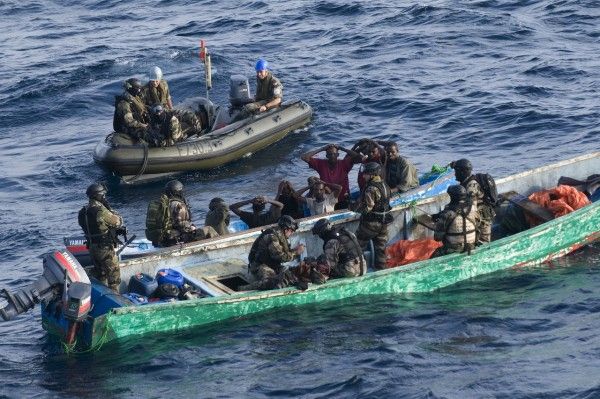French-Navy-Arresting-Somali-Pirates-600x399