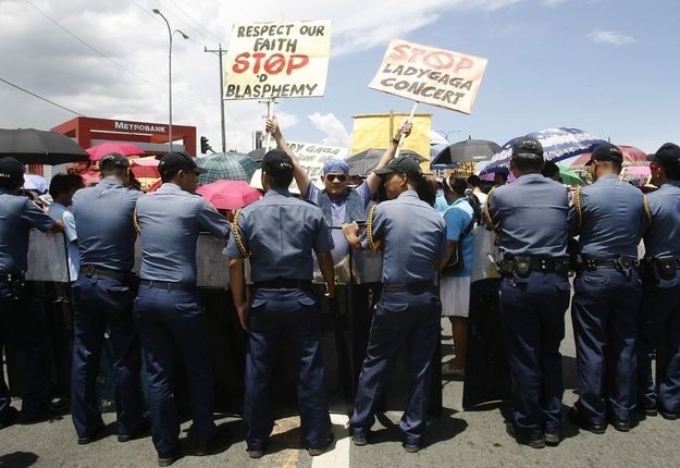 philippines_lady_gaga_protest_07