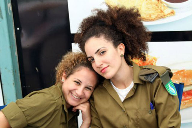 these_israeli_army_ladies_are_dazzling_640_60