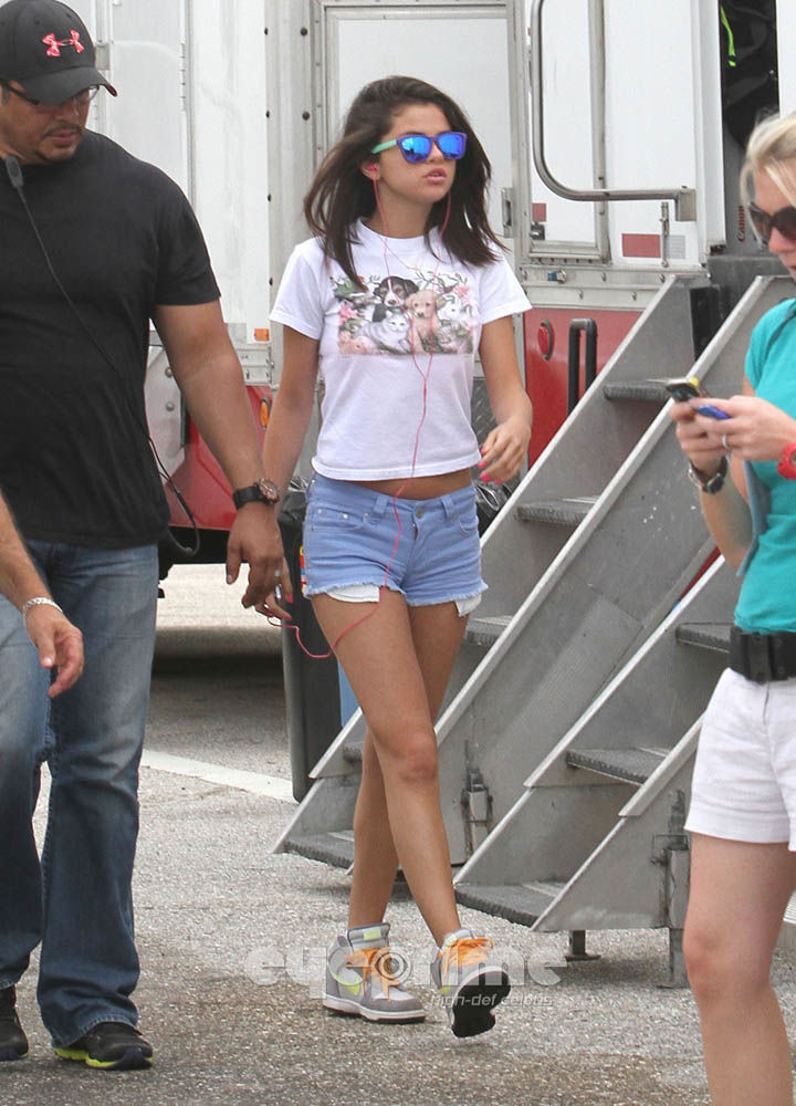 selena-gomez-and-vanessa-hudgens-spring-break-04