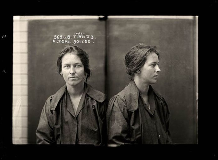retro_mug_shots_of_women_01