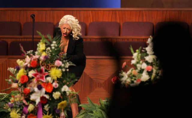 chistina_aguilera_etta_james_funeral_640_03