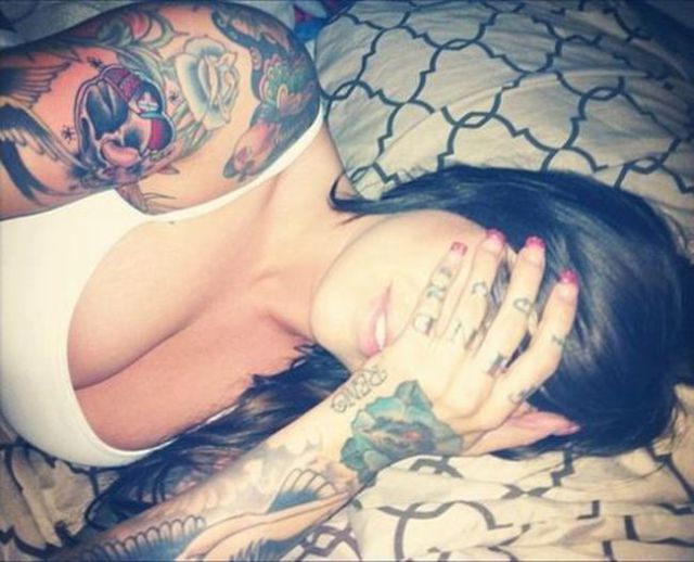 men_who_go_crazy_for_tattoos_will_love_these_girls_640_17