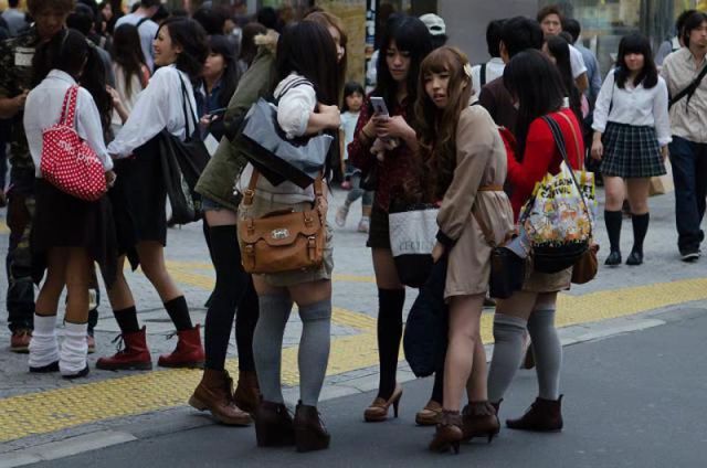strange_japanese_womens_fashion_640_32