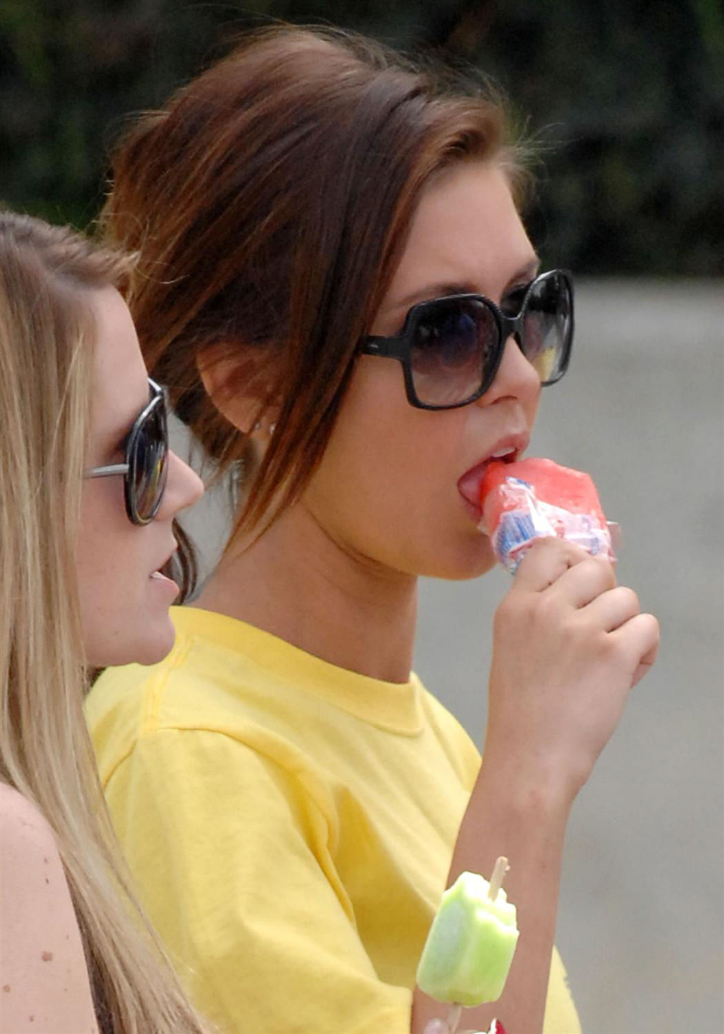 pretty-girls-eating-popsicles-10