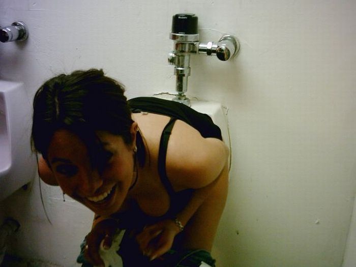 girls_in_mens_room_39