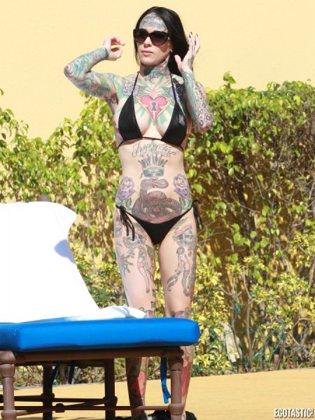 tattooed_michelle_mcgee_in_black_bikini_640_02