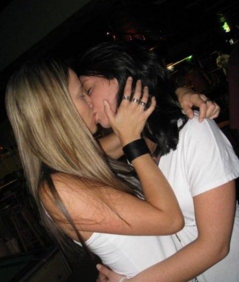 girls_kissing_63