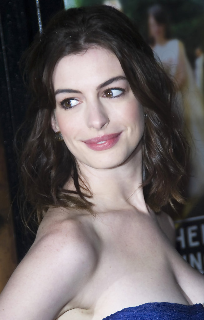 Anne+Hathaway+Anne+Hathaway+Arriving+Screening+IGcK2GBRHqox
