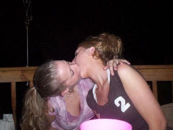 young_chicks_kissing_on_the_lips_640_16