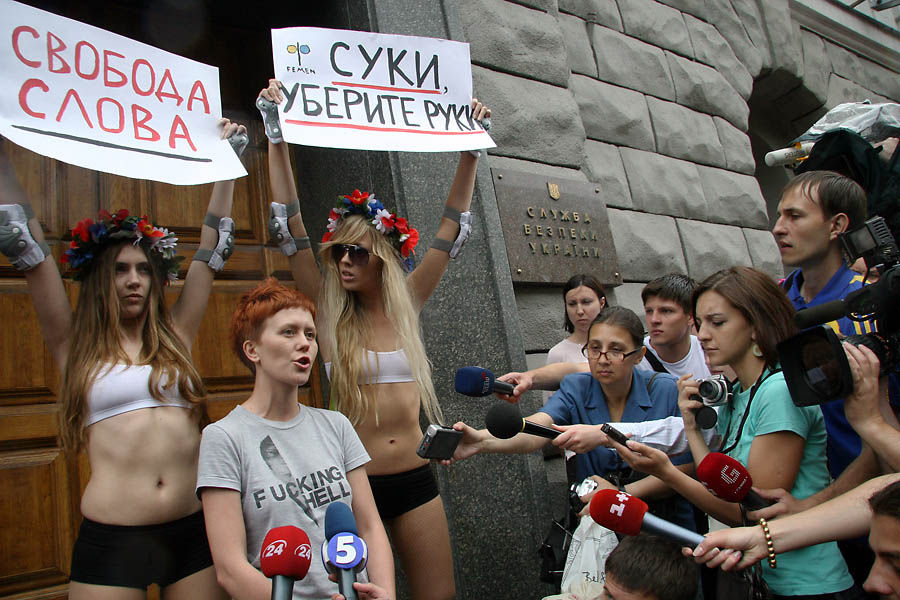ukrainian-femen-topless-protesters-83