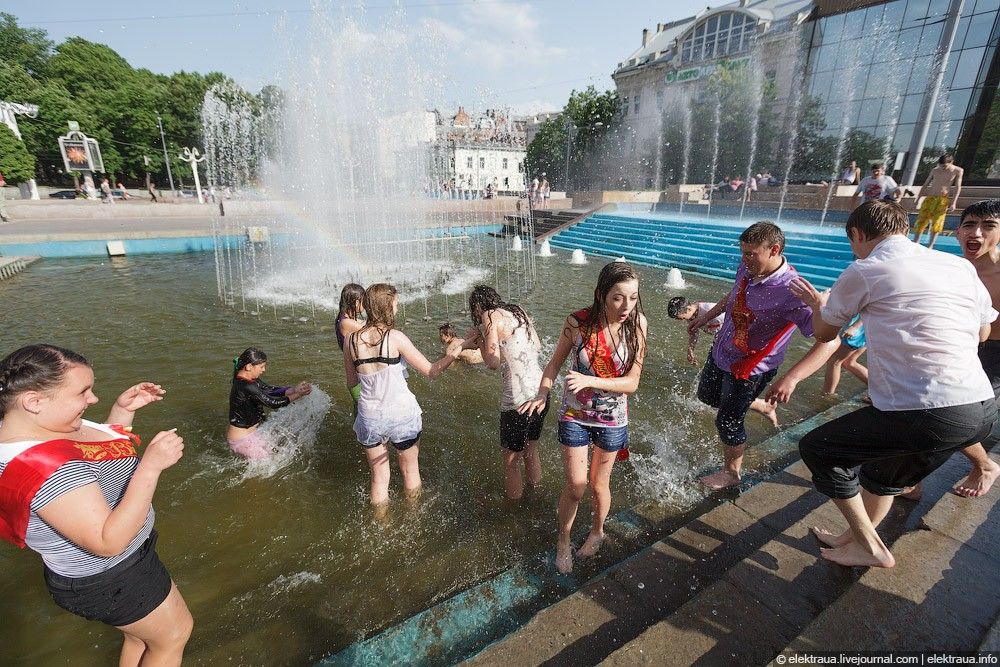 女子校生がメイド姿でずぶ濡れになるウクライナの卒業式 ポッカキット 