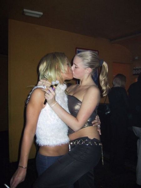 young_chicks_kissing_on_the_lips_640_10