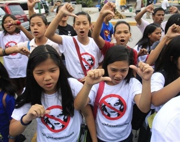 philippines_lady_gaga_protest_05