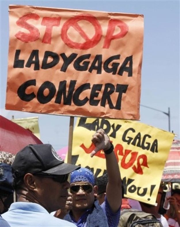 philippines_lady_gaga_protest_12