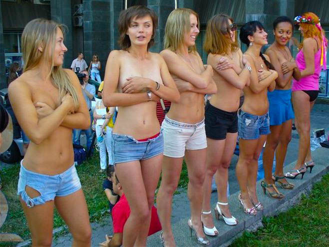 ukrainian-femen-topless-protesters-45
