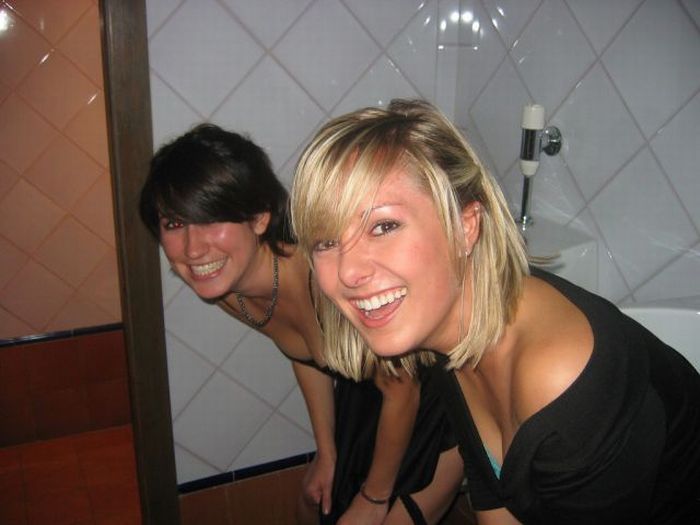 girls_in_mens_room_26