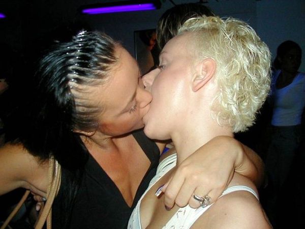 young_chicks_kissing_on_the_lips_640_06