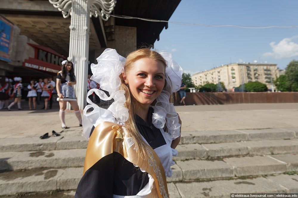 女子校生がメイド姿でずぶ濡れになるウクライナの卒業式 ポッカキット 
