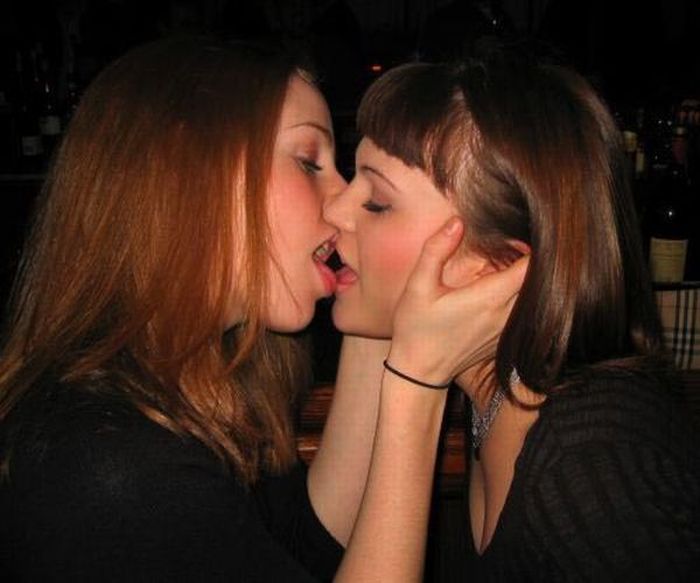 girls_kissing_each_other_18