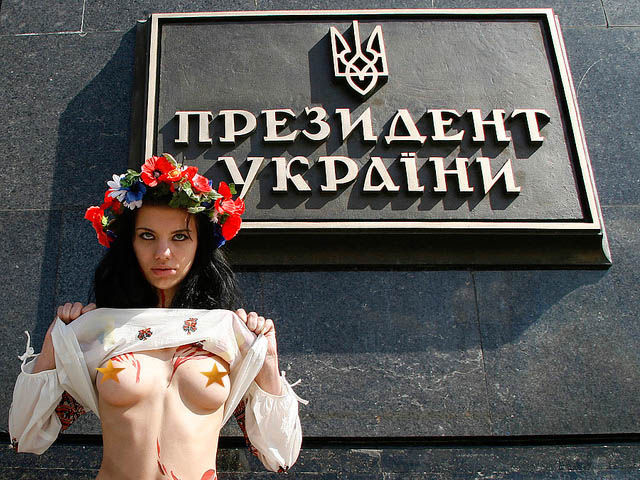 ukrainian-femen-topless-protesters-47