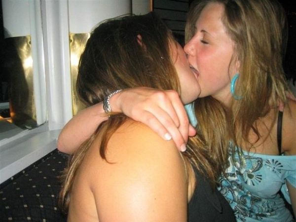 young_chicks_kissing_on_the_lips_640_03