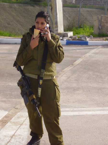 these_israeli_army_ladies_are_dazzling_640_64