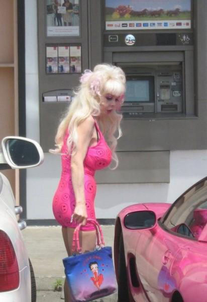 a_more_mature_barbie_640_09