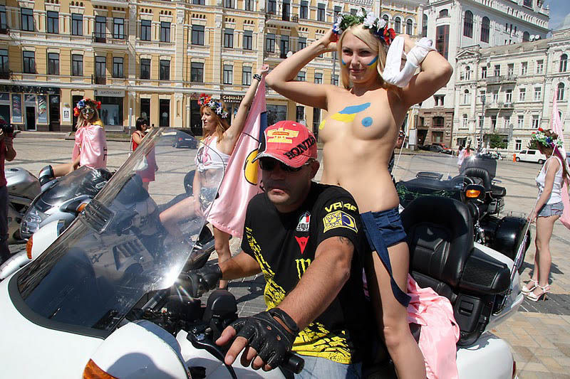 ukrainian-femen-topless-protesters-91