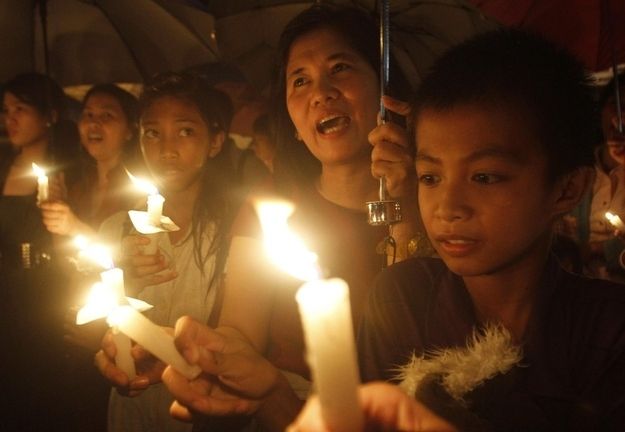 philippines_lady_gaga_protest_09