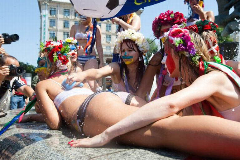 ukrainian-femen-topless-protesters-36