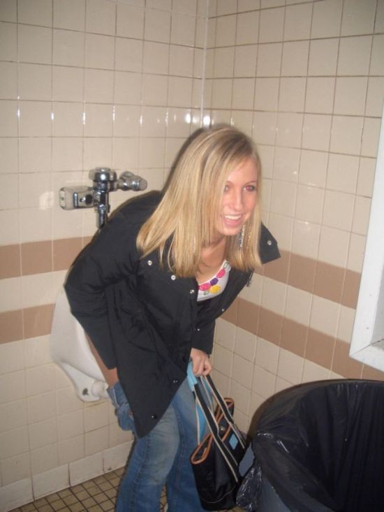 girls_in_mens_room_06