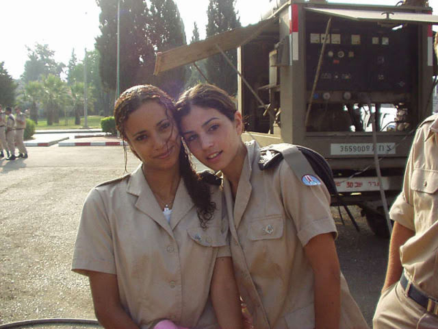 these_israeli_army_ladies_are_dazzling_640_23