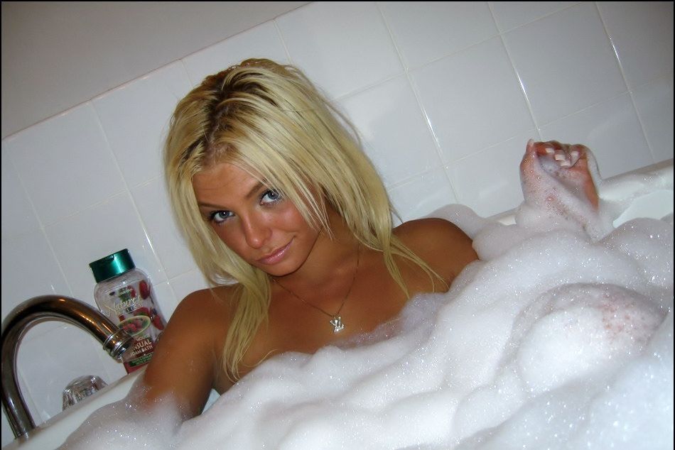 hot-bubble-bath-babes-60