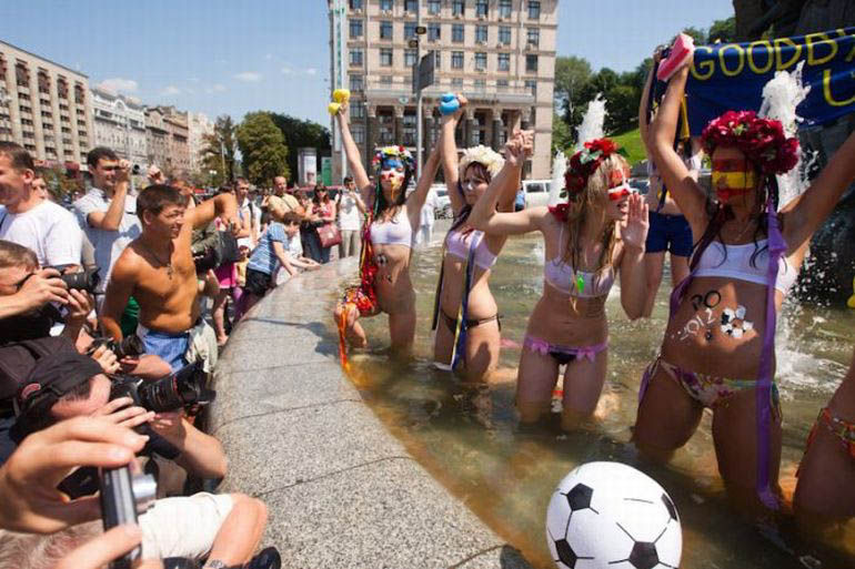 ukrainian-femen-topless-protesters-38