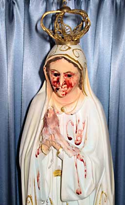 Estatua llora lagrimas de sangre