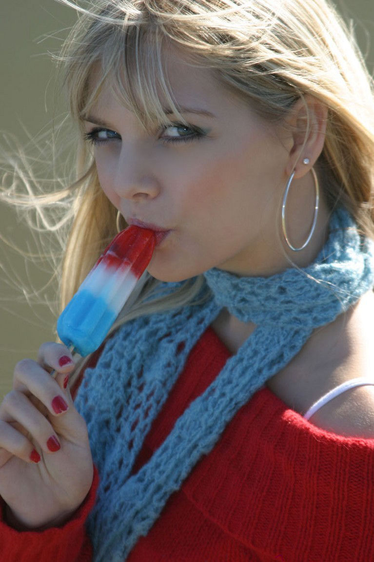 pretty-girls-eating-popsicles-29