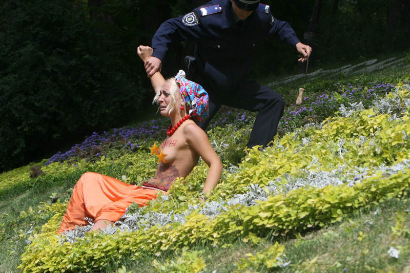 ukrainian-femen-topless-protesters-42