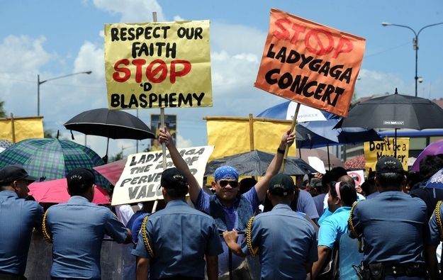 philippines_lady_gaga_protest_06
