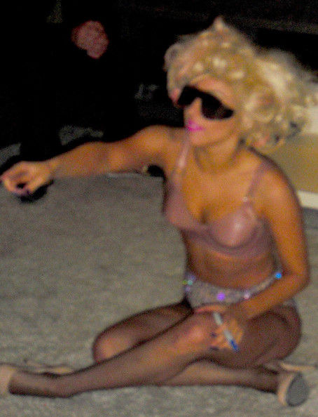 Drunk+Lady+Gaga+Posing+Pictures+Fans+E3U6f3pclztl